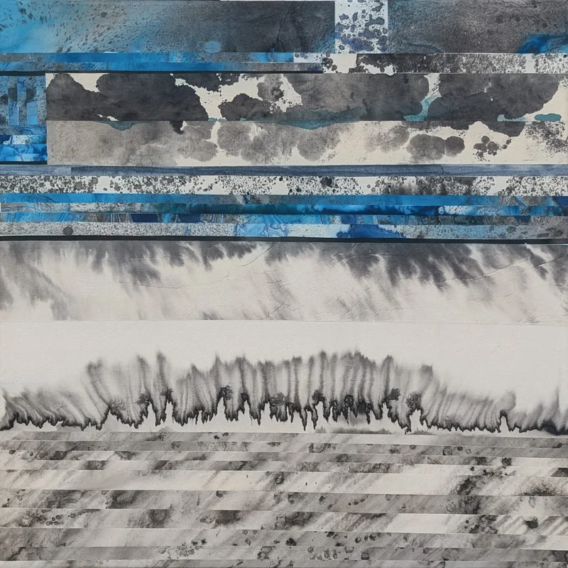 Composition carrée : bandes bleues et grises serrées en haut, large passage clair et ligne noire ramifiée dans la moitié basse.