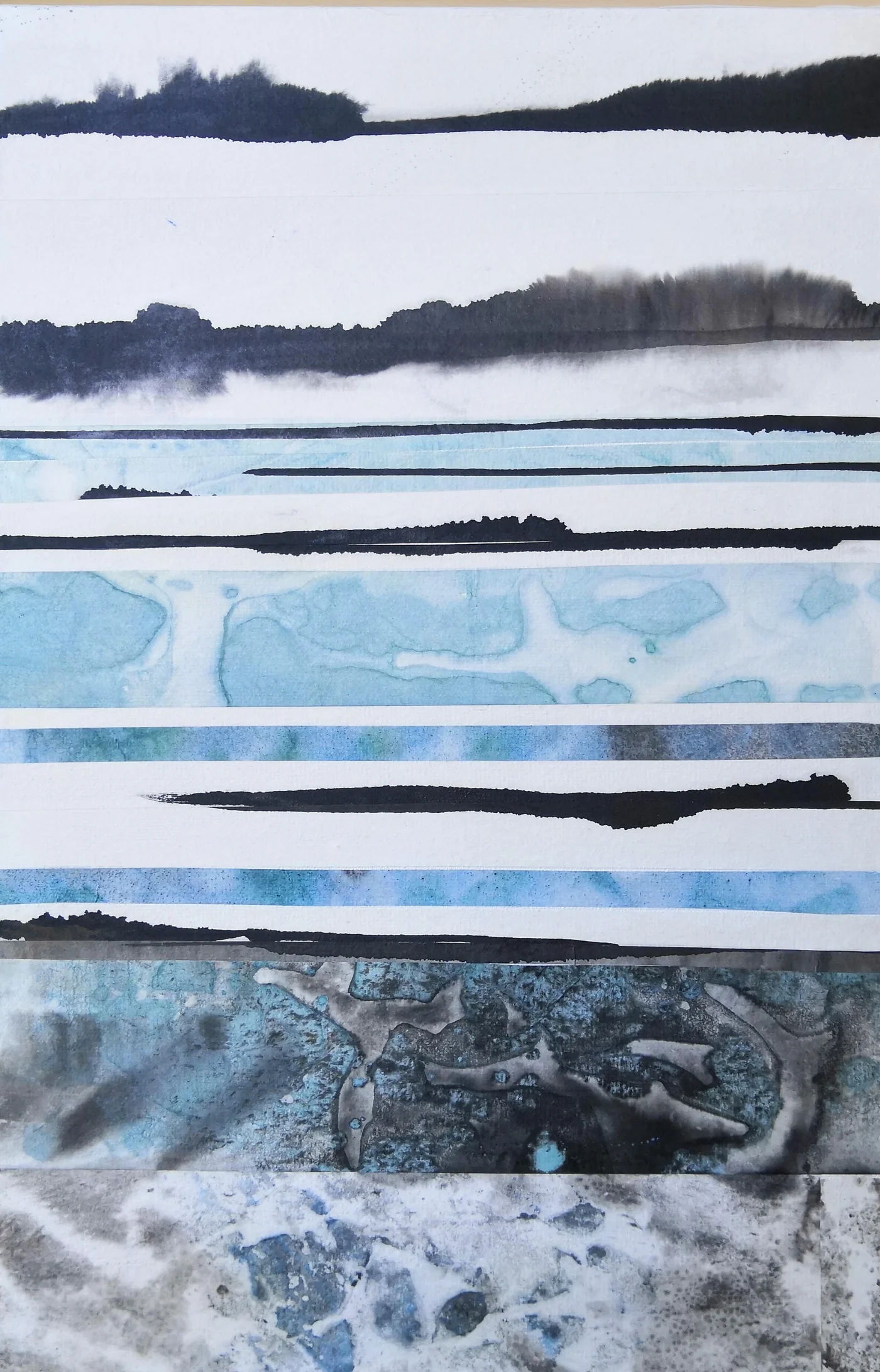 Oeuvre verticale abstraite sur papier clair